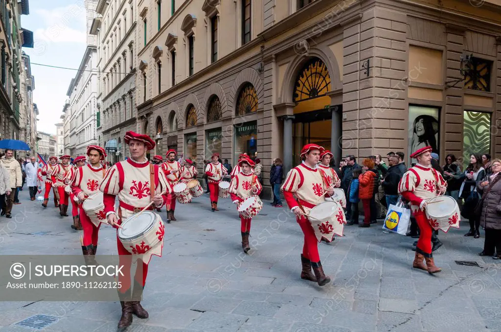 Musicians, Flagwavers of Uffizi (Bandierari degli Uffizi), Via Calzaiuoli, UNESCO World Heritage Site, Florence (Firenze), Tuscany, Italy, Europe