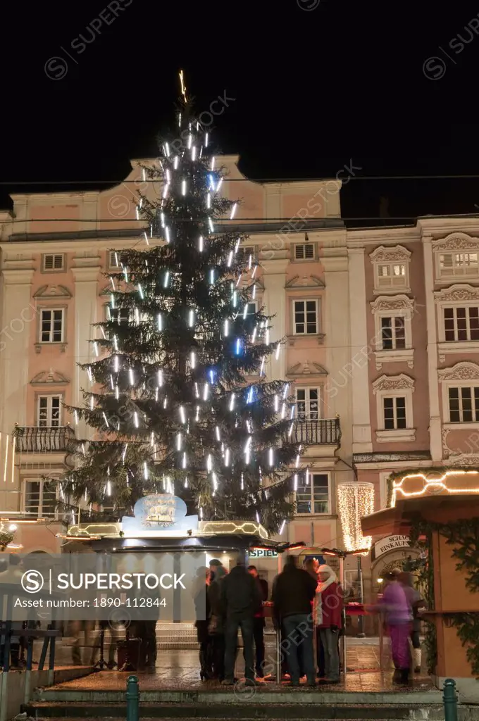 Christmas tree, Baroque building and stalls at Christmas Market, Hauptplatz, Linz, Oberosterreich Upper Austria, Austria, Europe