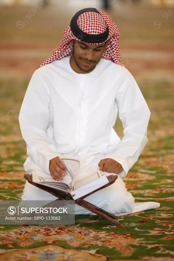 Muslim man reading the Koran, Sheikh Zayed Grand Mosque, Abu Dhabi, United Arab Emirates, Middle East