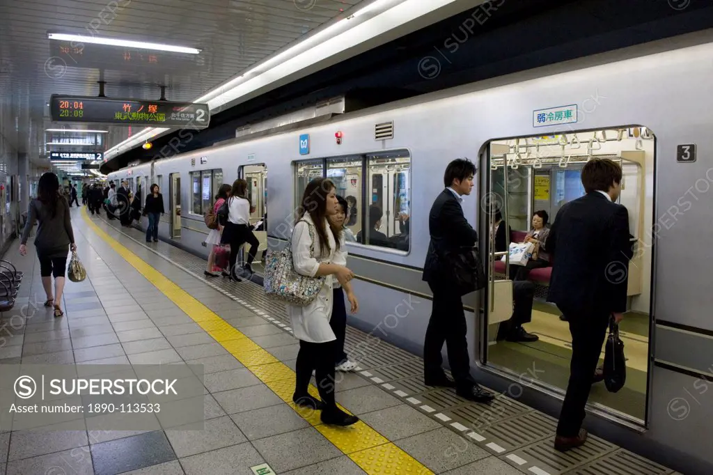 Passengers boarding Tokyo´s Hibiya subway line, Tokyo, Japan, Asia