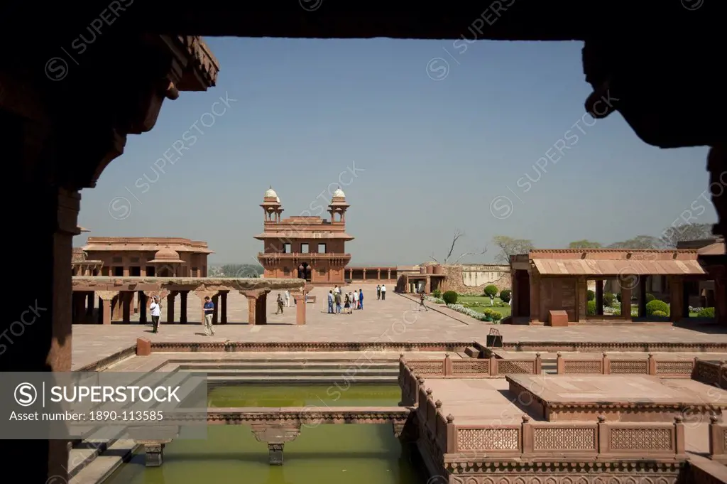A pool and Diwan_i_Khas, a building in the courtyard of the Mughal walled city of Fatehpur Sikri, UNESCO World Heritage Site, Uttar Pradash, India, As...