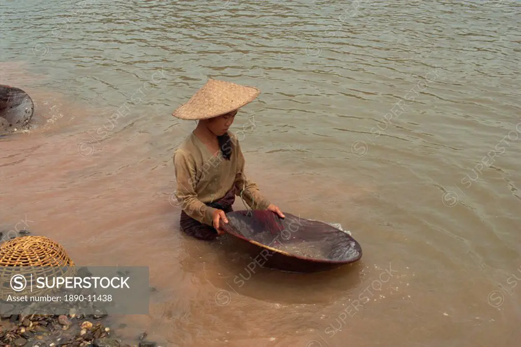 Gold panning in the Mekong River, Laos, Indochina, Southeast Asia, Asia