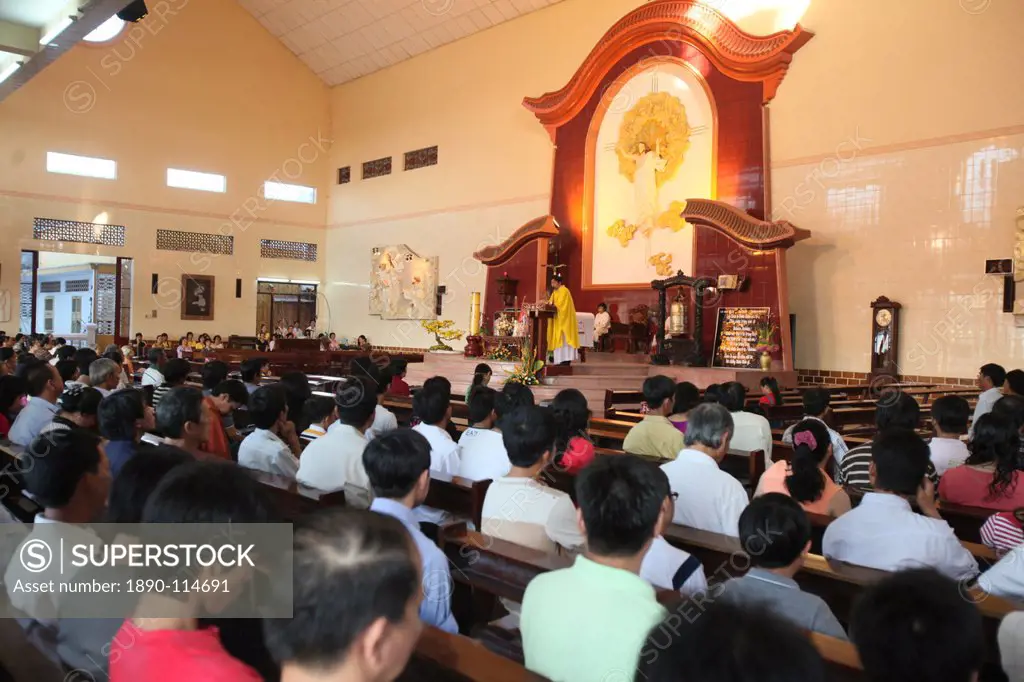 Catholic Mass in a Vietnamese church, Ho Chi Minh City, Vietnam, Indochina, Southeast Asia, Asia