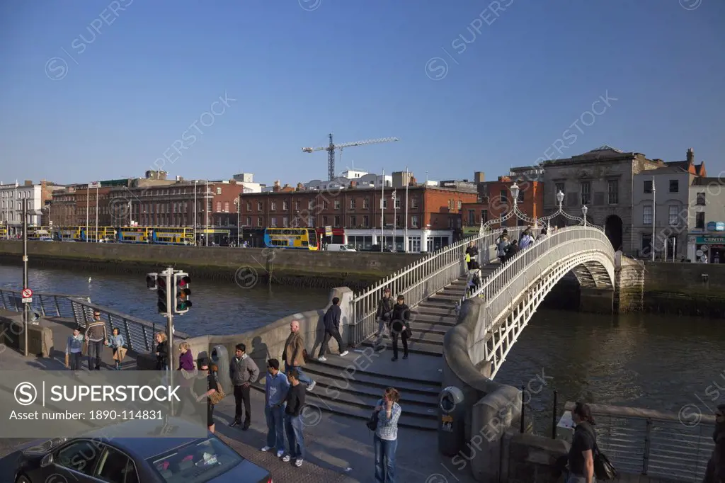 Halfpenny Bridge, River Liffey, Dublin, Republic of Ireland, Europe