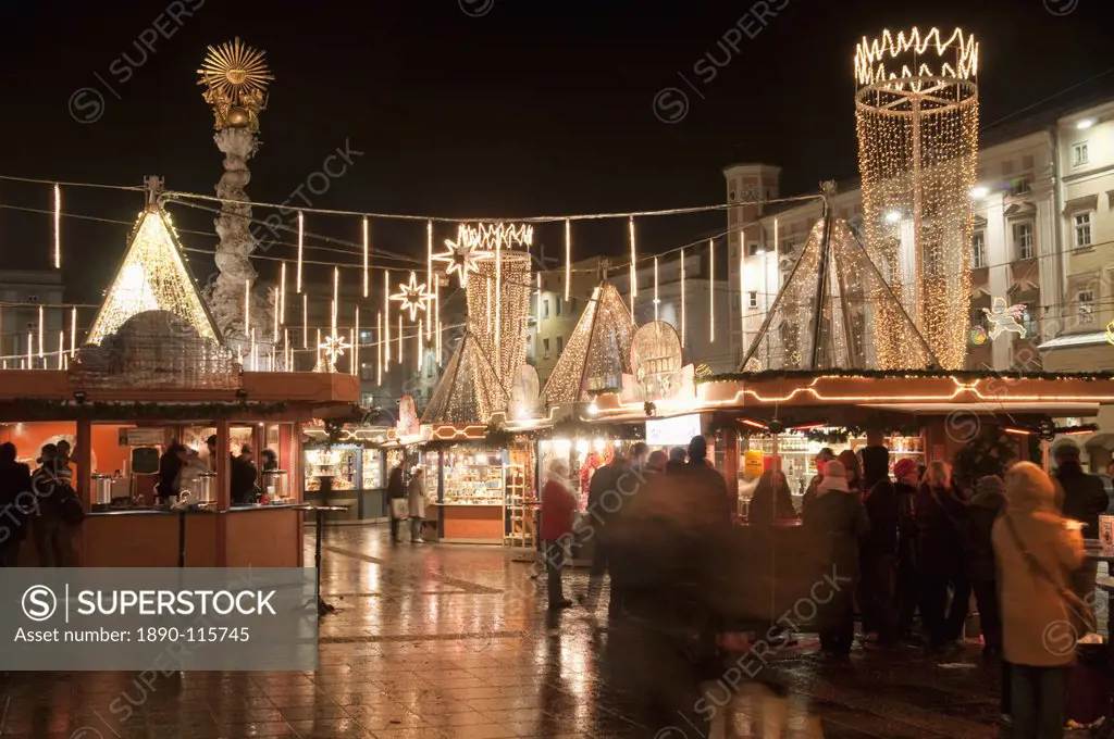 Stalls of Christmas Market, with Baroque Trinity Column in background, Hauptplatz, Linz, Oberosterreich Upper Austria, Austria, Europe