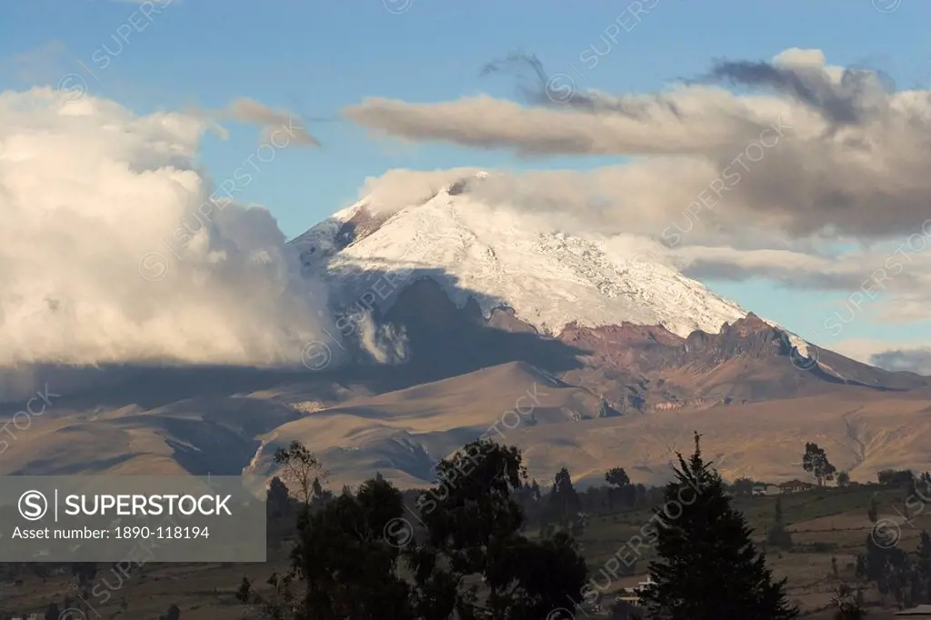 Volcan Cotopaxi, at 5897m, second highest volcano in Ecuador, known for its classic cone shape, viewed from Latacunga, Cotopaxi Province, Central High...