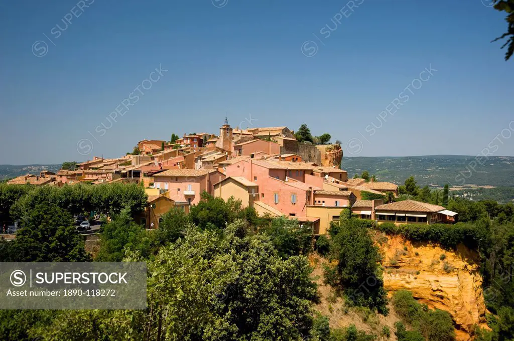 The hilltop ochre coloured village of Rousillon, Vaucluse, Provence, France, Europe