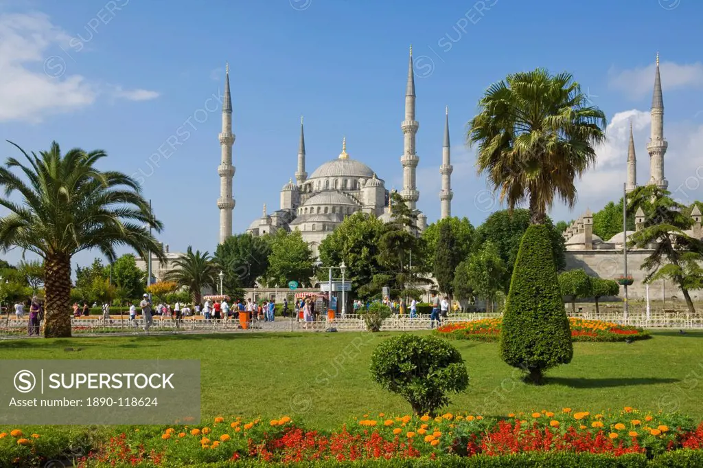 The Blue Mosque Sultan Ahmet Camii with domes and six minarets, Sultanahmet, central Istanbul, Turkey, Europe