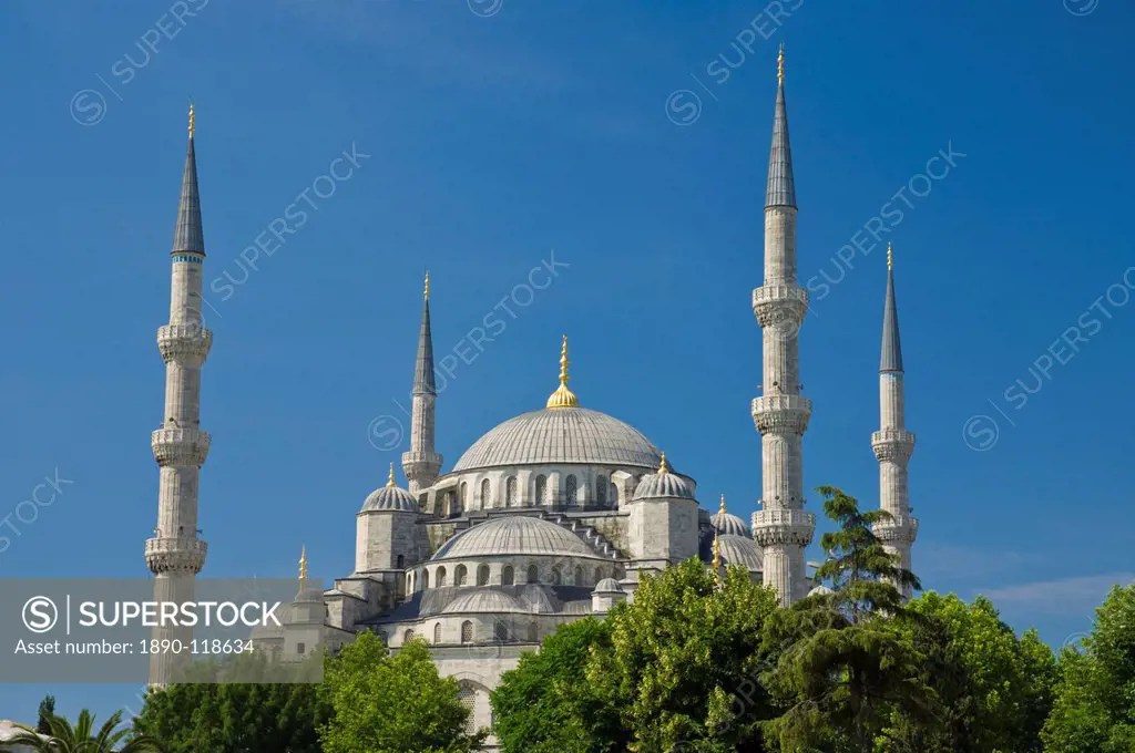 The Blue Mosque Sultan Ahmet Camii with domes and minarets, Sultanahmet, central Istanbul, Turkey, Europe