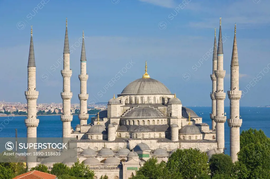 The Blue Mosque Sultan Ahmet Camii with domes and six minarets, Sultanahmet, central Istanbul, Turkey, Europe