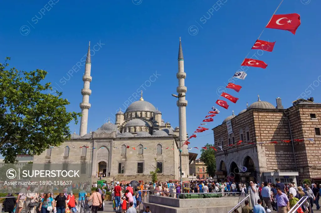 Crowds of people after work, in front of the Yeni Cami New Mosque, Eminonu, Istanbul, Turkey, Europe