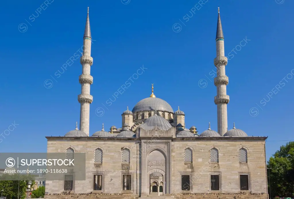 People in front of the Yeni Cami New Mosque, Eminonu, Istanbul, Turkey, Europe