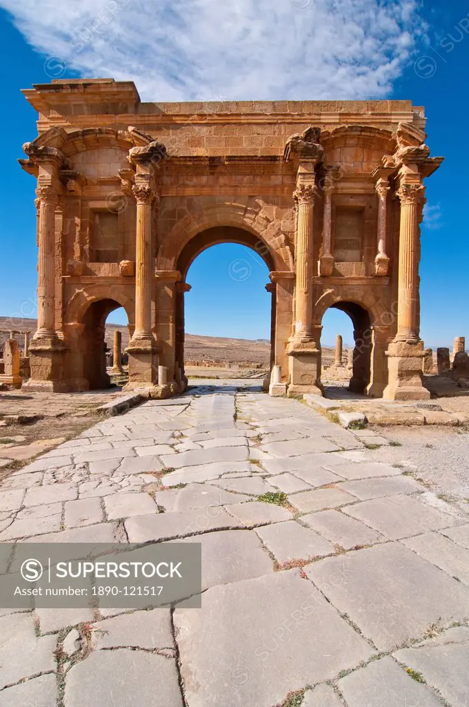 Arch of Trajan, in the Roman ruins, Timgad, UNESCO World Heritage Site, Algeria, North Africa, Africa