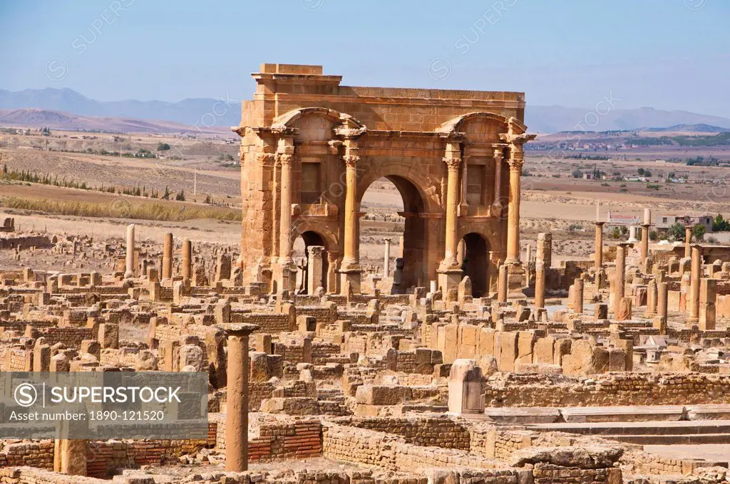 The Arch of Trajan in the Roman ruins, Timgad, UNESCO World Heritage Site, Algeria, North Africa, Africa