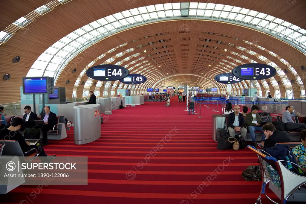 Businessmen and travellers in Terminal 2E, Charles de Gaulle international airport, Roissy, Paris, France, Europe