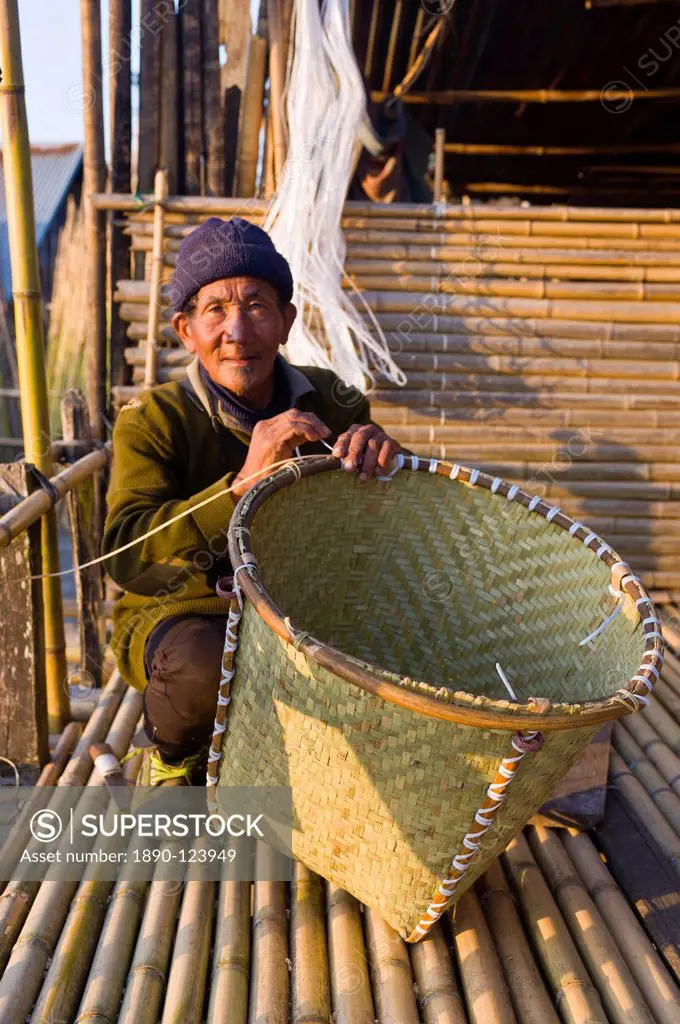 Old man from the Apdavani tribe binding a basket, Ziro, Arunachal Pradesh, Northeast India, India, Asia