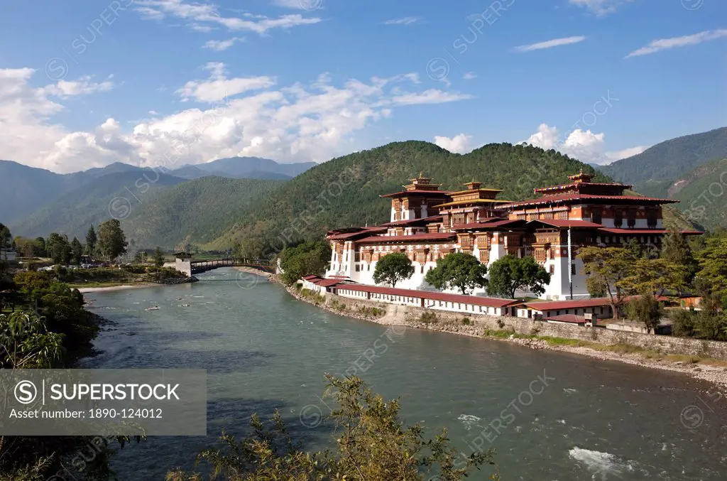 Punakha Dzong located at the junction of the Mo Chhu Mother River and Pho Chhu Father River in the Punakha Valley, Bhutan, Asia