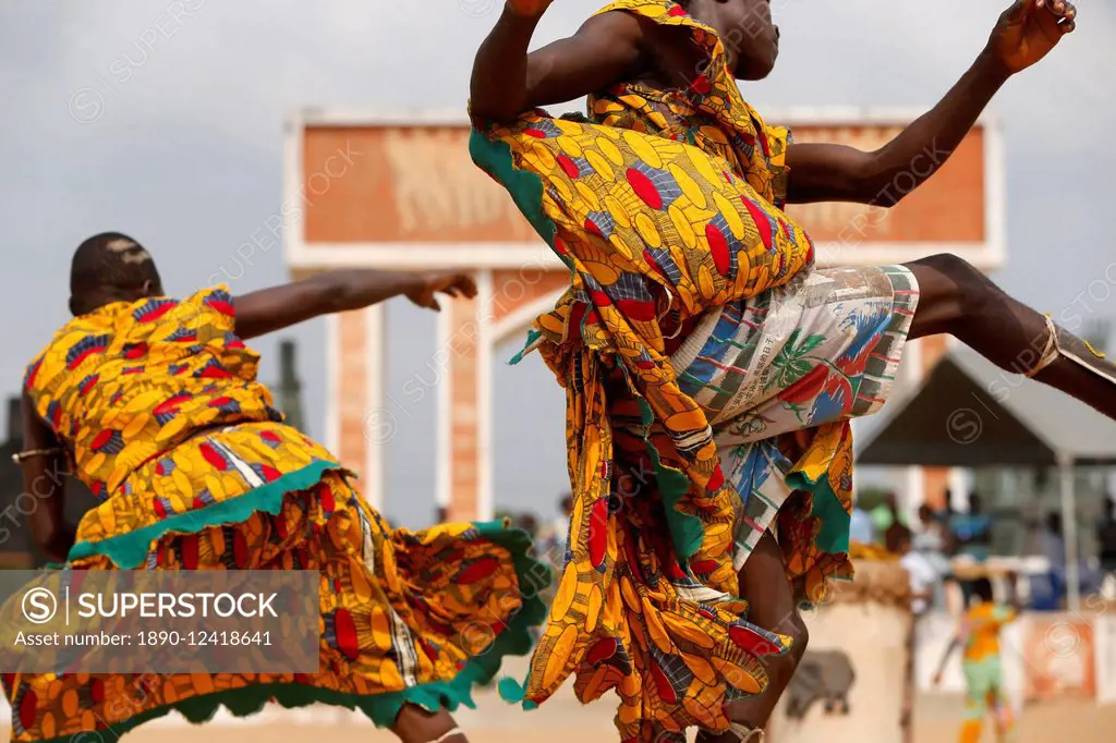 Devotees of Sag bata (Sakpata) the Voodoo god of death, disease and pestilence, dancing at the Ouidah Voodoo festival, Ouidah, Benin, West Africa, Afr...