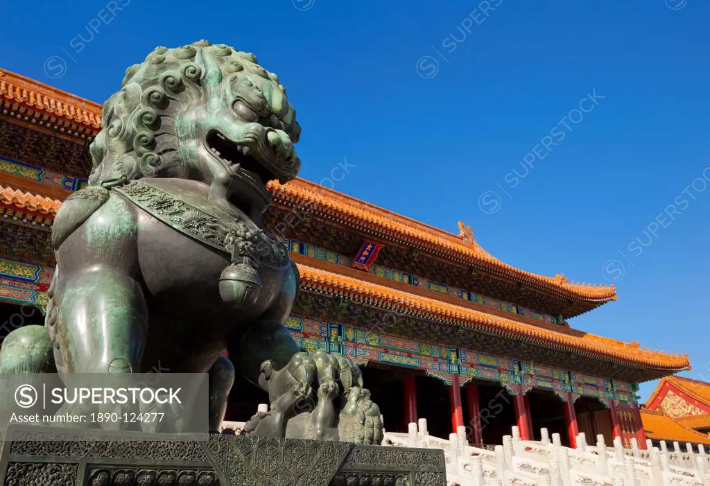 Male bronze lion, Gate of Supreme Harmony, Outer Court, Forbidden City, Beijing, China, Asia