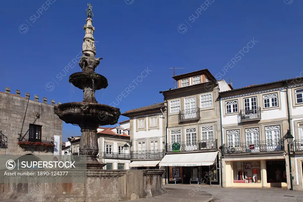 The Renaissance Fountain dating from 1535, on the main square Praca da Republica, Viana do Castelo, Minho, Portugal, Europe