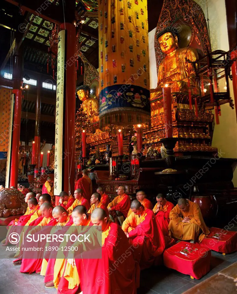 Buddhist monks worshipping in the Grand Hall, Jade Buddha Temple Yufo Si, Shanghai, China, Asia