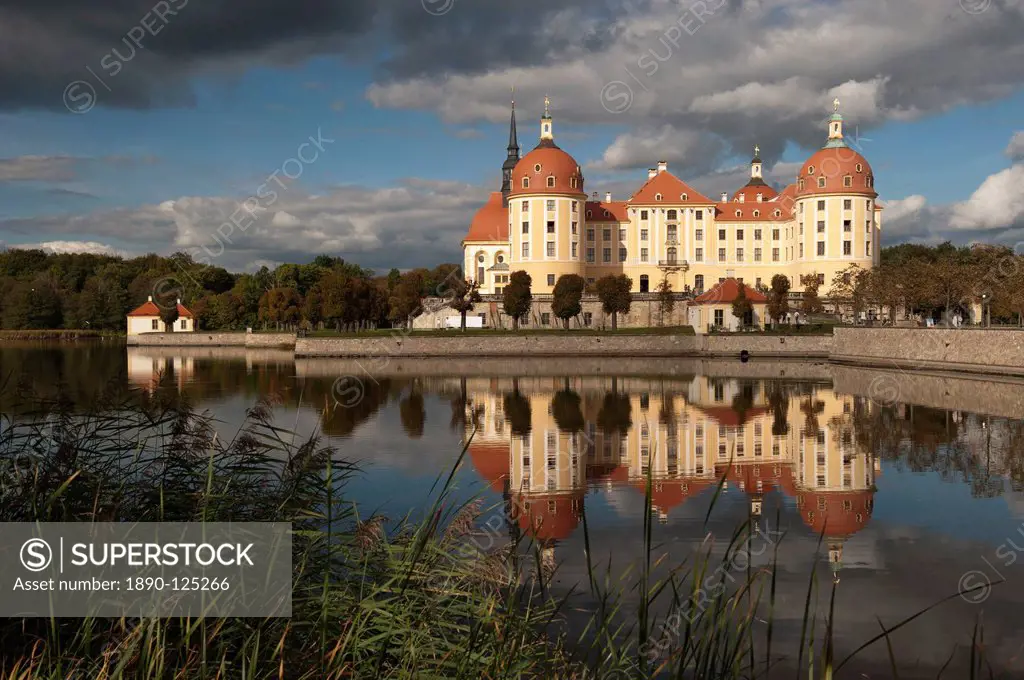 Baroque Moritzburg Castle and reflections in lake, Mortizburg, Sachsen, Germany, Europe