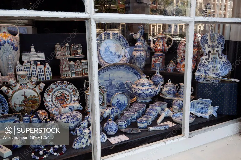 Delftware in shop window, Amsterdam, North Holland, The Netherlands, Europe