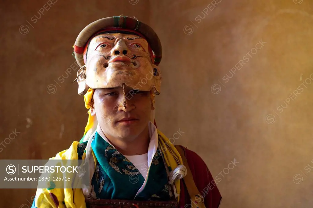 Buddhist monk in his colourful costume and mask waiting for the next dance during Gangtey Tsechu at Gangte Goemba, Gangte, Phobjikha Valley, Bhutan, A...