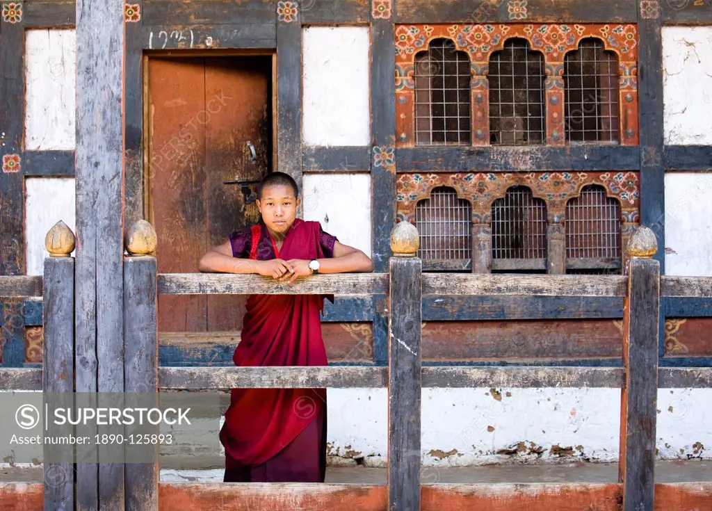 Young Buddhist monk at the Wangdue Phodrang Dzong, Wangdue Phodrang Wangdi, Bhutan, Asia