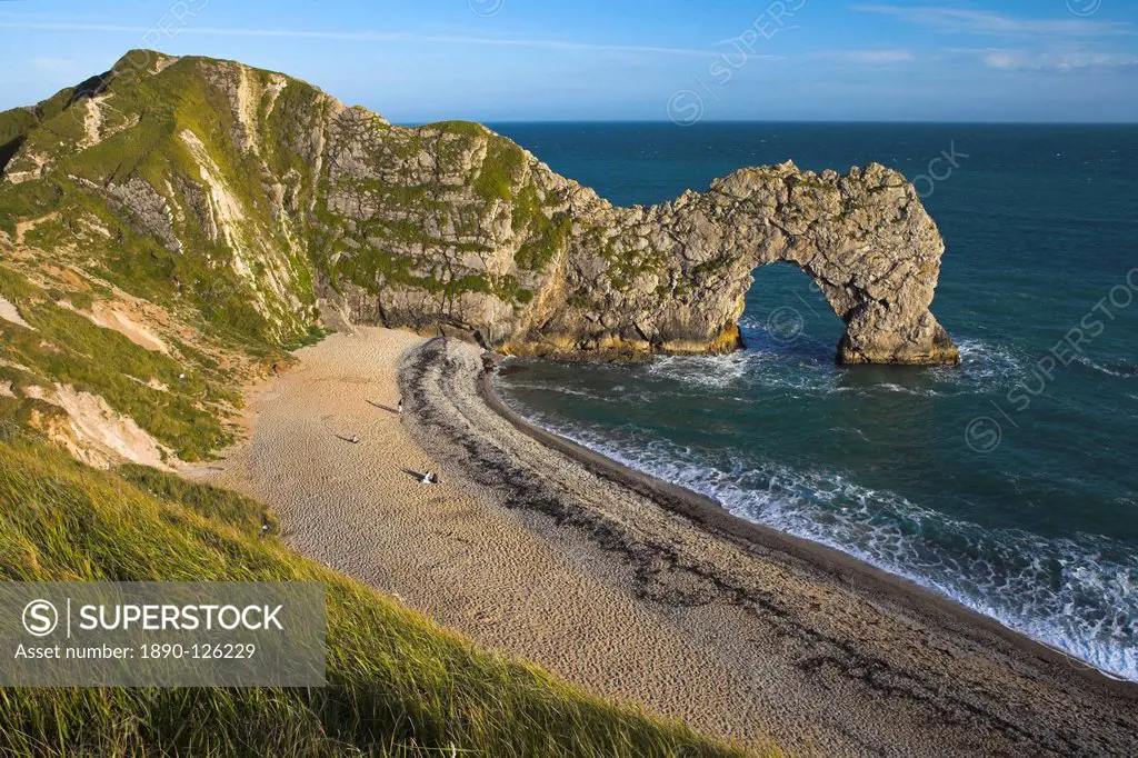 Late afternoon on the clifftops overlooking Durdle Door, Jurassic Coast, UNESCO World Heritage Site, Dorset, England, United Kingdom, Europe