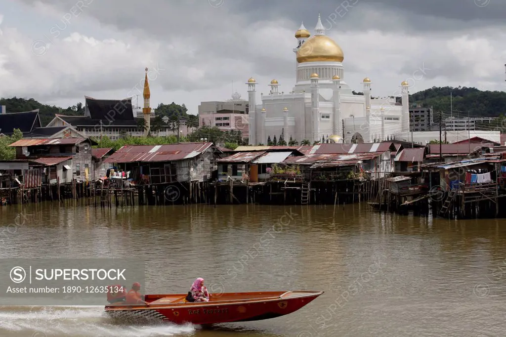 Boats past water village with Omar Ali Saifuddien mosque in Bandar Seri Begawan, Brunei, Southeast Asia, Asia