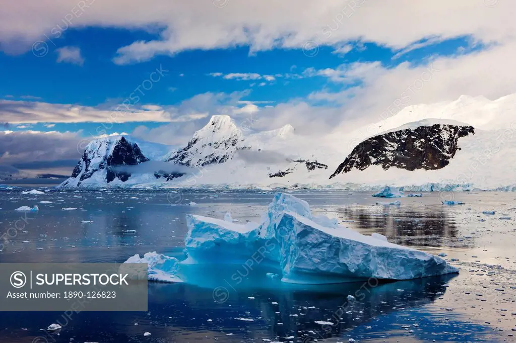 Icebergs and mountains of the Antarctic Peninsula, Antarctica, Polar Regions