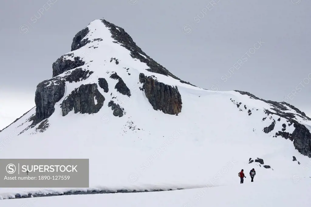 Snow covered mountain and tourists, Half Moon Island, South Shetland Islands, Antarctic Peninsula, Antarctica, Polar Regions