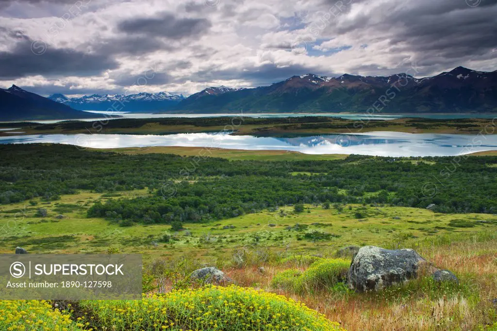 Lakes and mountains in Los Glacieres National Park, UNESCO World Heritage Site, Patagonia, Argentina, South America