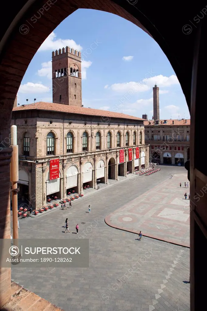Piazza Maggiore and Podesta Palace through archway, Bologna, Emilia Romagna, Italy, Europe