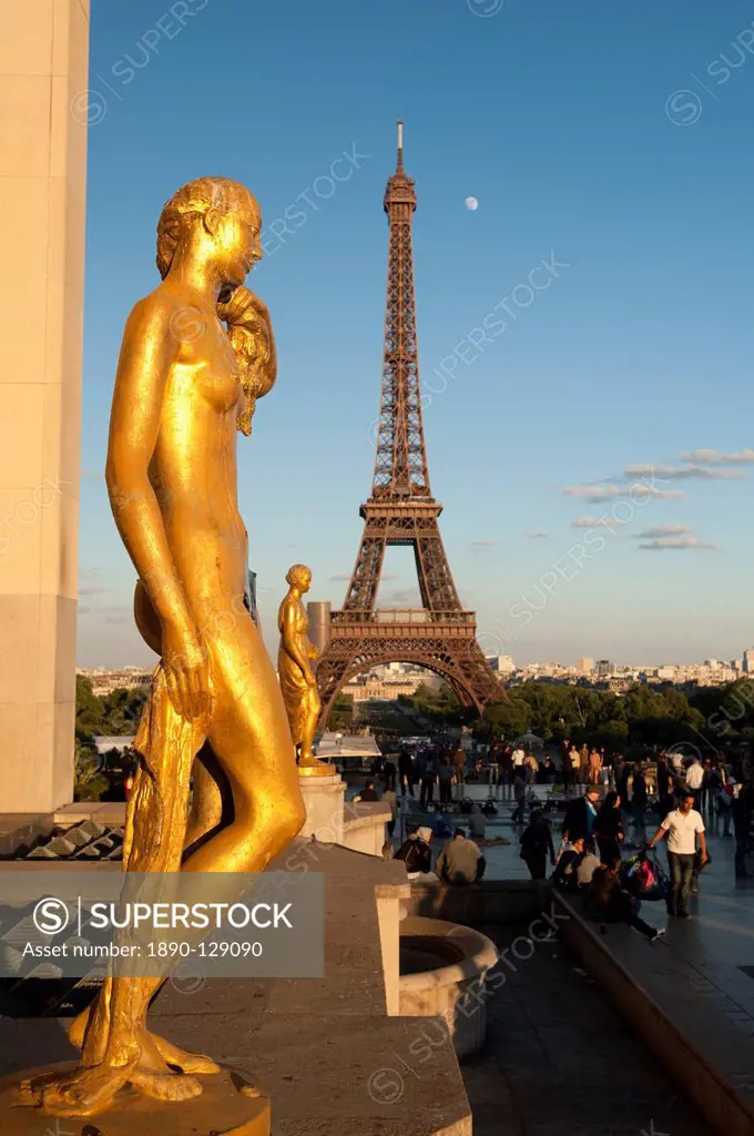 Statues of Palais de Chaillot and Eiffel Tower, Paris, France, Europe