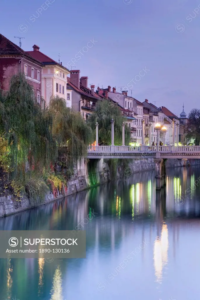 The Cobblers´ Bridge Shoemakers´ Bridge over the Ljubljanica River at dusk, Ljubljana, Slovenia, Europe