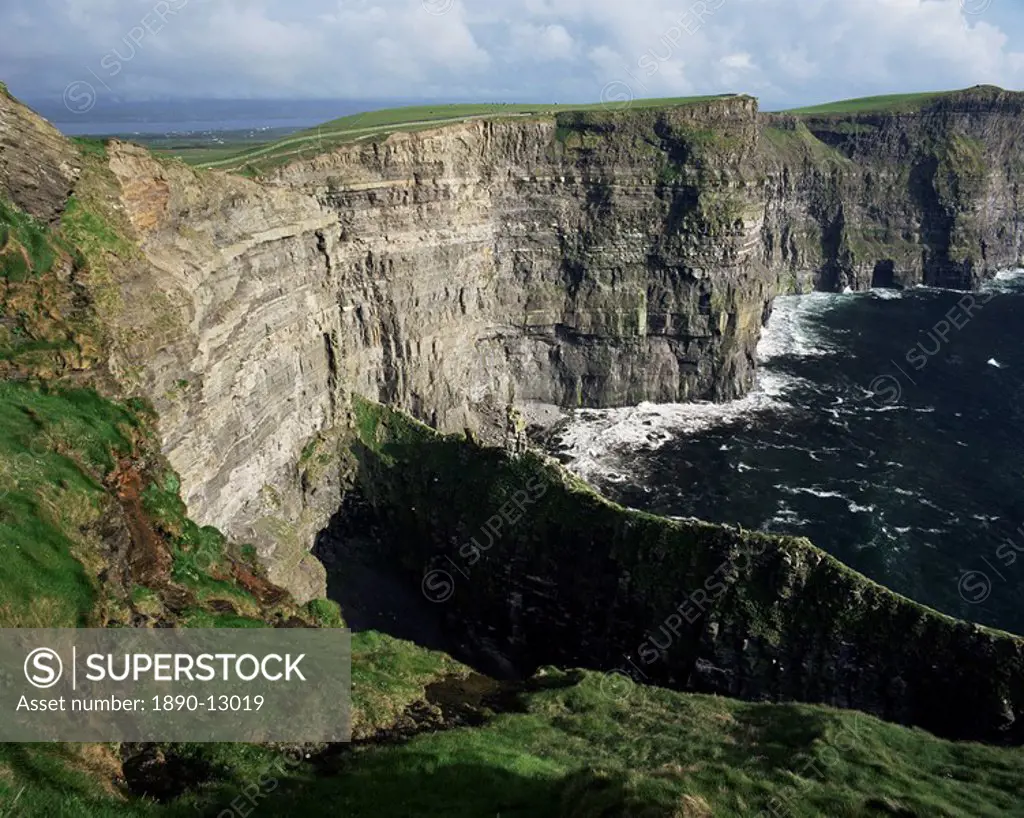 The Cliffs of Moher, looking towards Hag´s Head from O´Brian´s Tower, County Clare, Munster, Eire Republic of Ireland, Europe