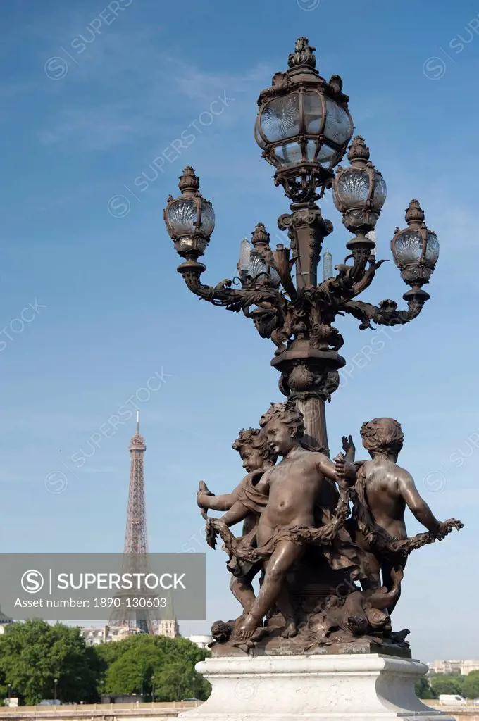 Lamp on the Alexandre III Bridge and the Eiffel Tower, Paris, France, Europe