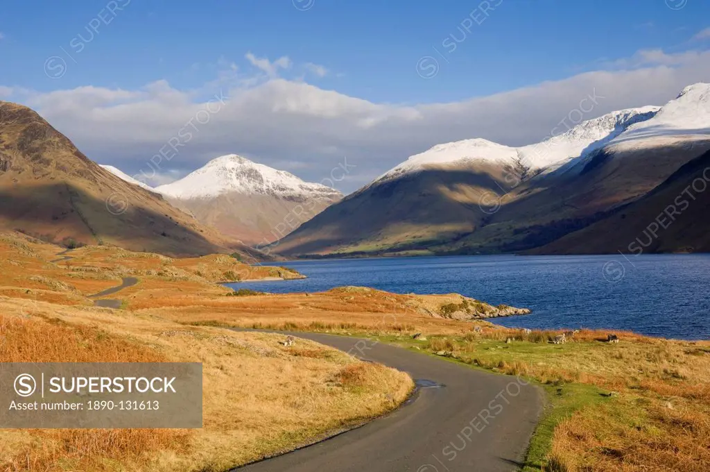 The road alongside Wastwater to Wasdale Head and Yewbarrow, Great Gable and the Scafells, Wasdale, Lake District National Park, Cumbria, England, Unit...