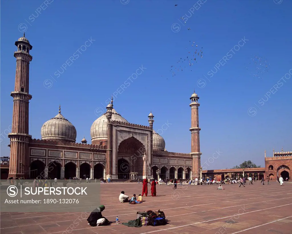 The 17th century Jami Masjid mosque, India´s largest, built by Emperor Shah Jahan, in the Chandni Chowk district of Delhi, India, Asia