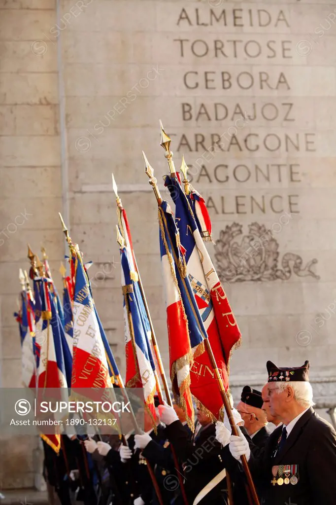 War veterans at the Arc de Triomphe, Paris, France, Europe