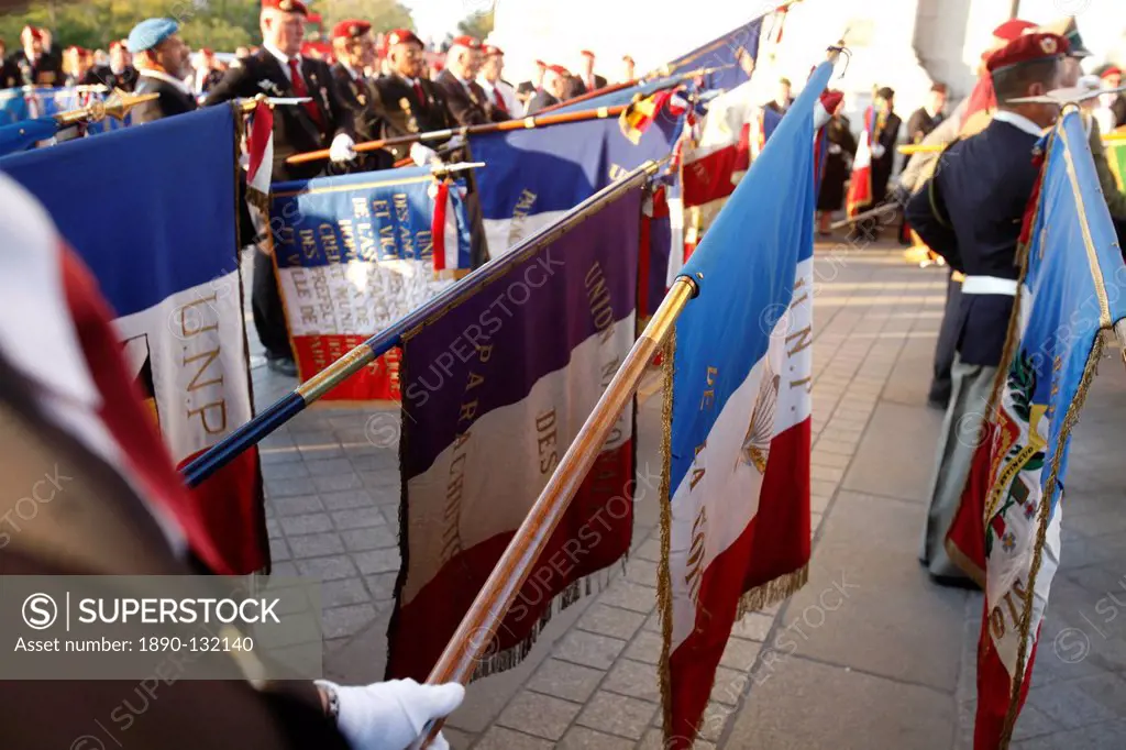 War veterans at the Arc de Triomphe, Paris, France, Europe