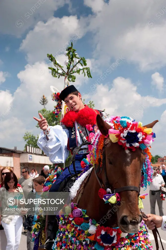 Man wearing Vlcnov folk dress during Ride of the Kings festival calling out verses supporting king, Vlcnov, Zlinsko, Czech Republic, Europe