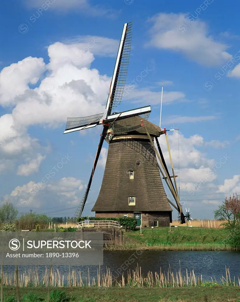 Canal and windmill at Kinderdijk, UNESCO World Heritage Site, Holland, Europe
