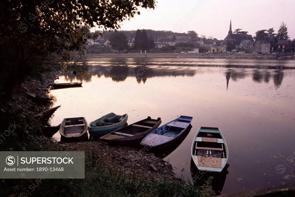 Evening on the river Mayenne at Grez Neuville, Loire Valley, Pays de la Loire, France, Europe