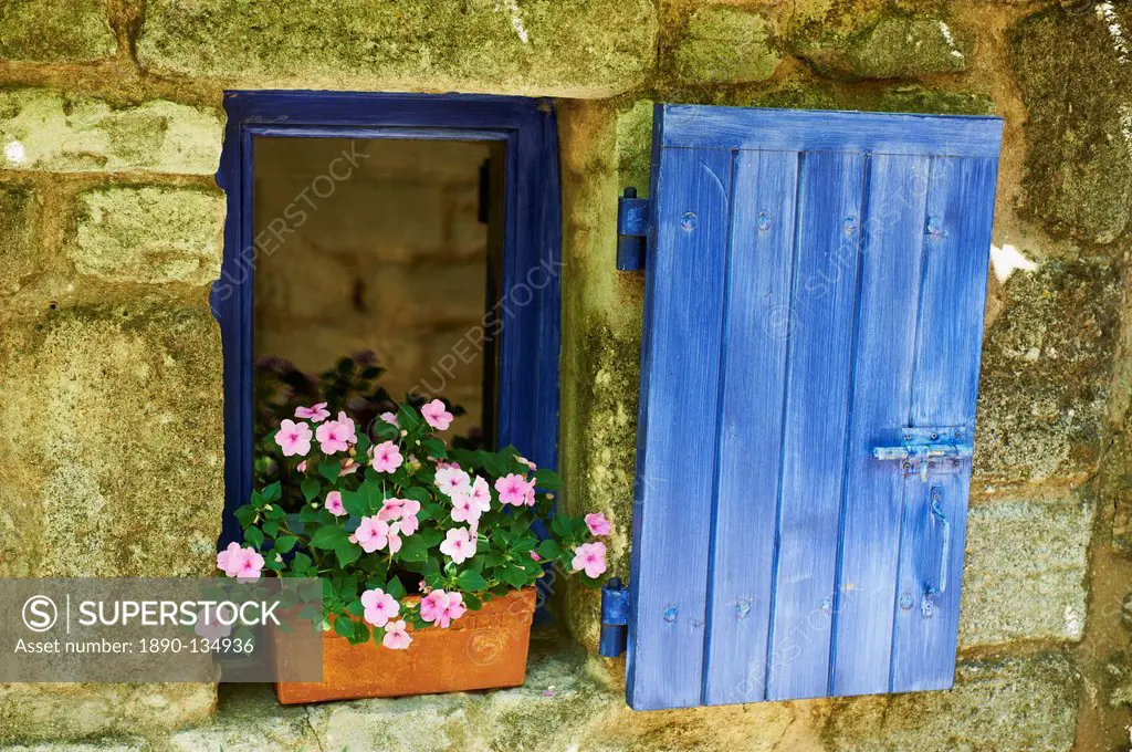 Detail of windowbox and shutters, Saignon village, Vaucluse, Provence, France, Europe
