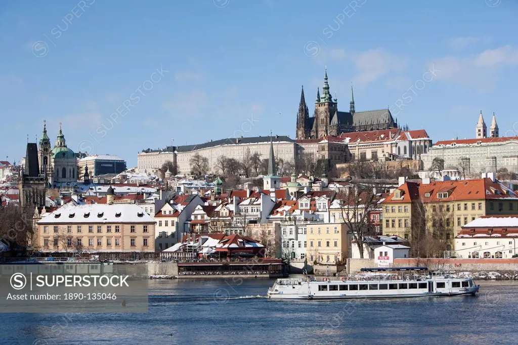 Prague Castle, St. Vitus Cathedral, and view of Malostranska from Charles Bridge, UNESCO World Heritage Site, Prague, Czech Republic, Europe