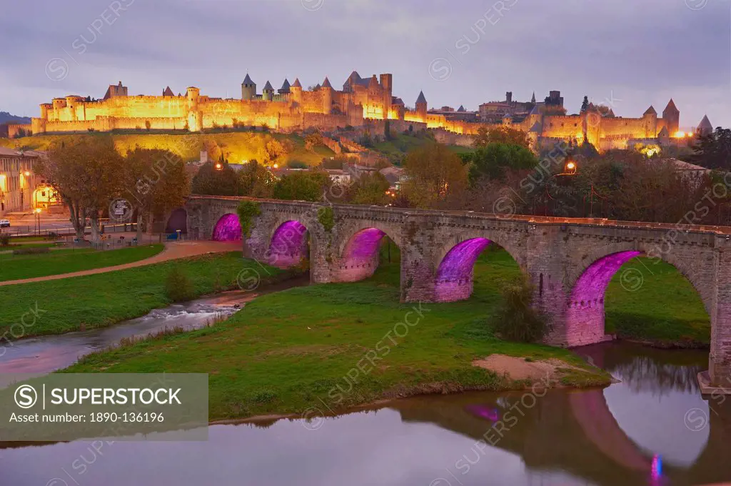 Le Pont Vieux the old bridge, on the Aude River, Medieval city of Carcassonne, UNESCO World Heritage Site, Aude, Languedoc_Roussillon, France, Europe