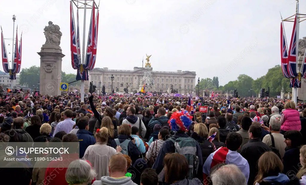Crowds standing in the Mall outside Buckingham Palace on the day Prince William married Kate Middleton, 29th April 2011, London, England, United Kingd...